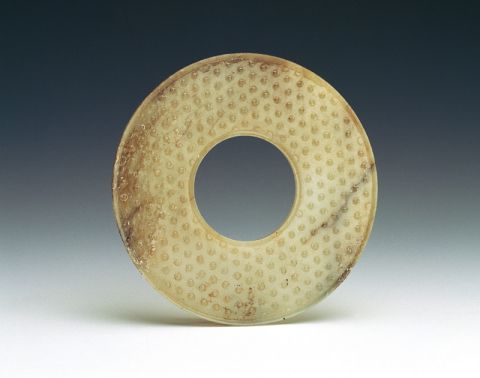 漢代．谷紋璧 傳統(tǒng)圓璧呈“內(nèi)圓外圓”之狀，表面布滿規(guī)律性的紋樣，來呼應(yīng)簡潔的造型。 （圖一）