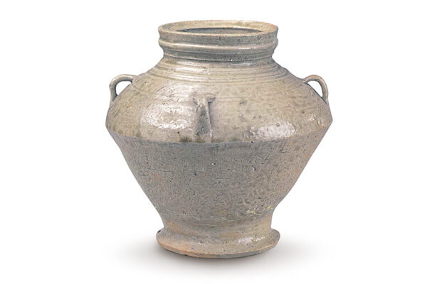 圖片來源：《世界陶磁全集10中國(guó)古代》，頁49，圖42。+西周．原始瓷四系罐此器的胎體灰白，表面施豆綠色釉，釉料不及器底，呈現(xiàn)西周原始瓷的特色。（圖二）+圖片來源：《中國(guó)出土瓷器全集6山東》，頁6。