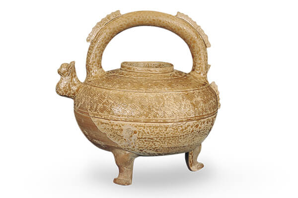 戰(zhàn)國(guó)．原始瓷盉+小口、圓腹、獸形足，壺流呈獸首狀，提梁和壺腹以扉棱為飾，也是模仿青銅器的產(chǎn)物。（圖四）