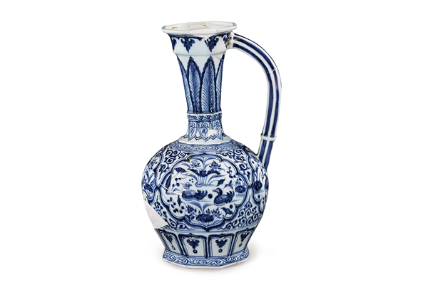 元．青花八棱蓮塘水禽紋執(zhí)壺 此器由景德鎮(zhèn)制作，造型近似伊斯蘭銀執(zhí)壺，是為伊斯蘭地區(qū)之消費(fèi)者所生產(chǎn)的器物。（圖二） 圖片來源：震旦博物館藏